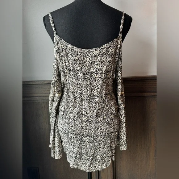 Maurices Black and Cream cold shoulder boho hippie Patterned Blouse M - Picture 4 of 9